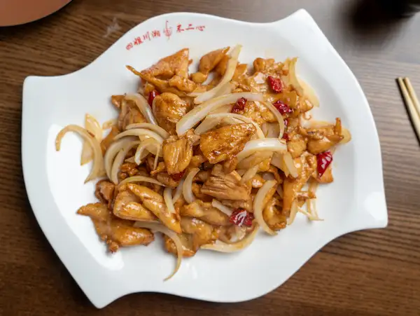 Stir-Fried Chicken with Onions and Dried Chilies